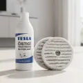 TESLA GlideStar GQ500 - dwie okrągłe nakładki mopujące obok butelki płynu do podłóg TESLA